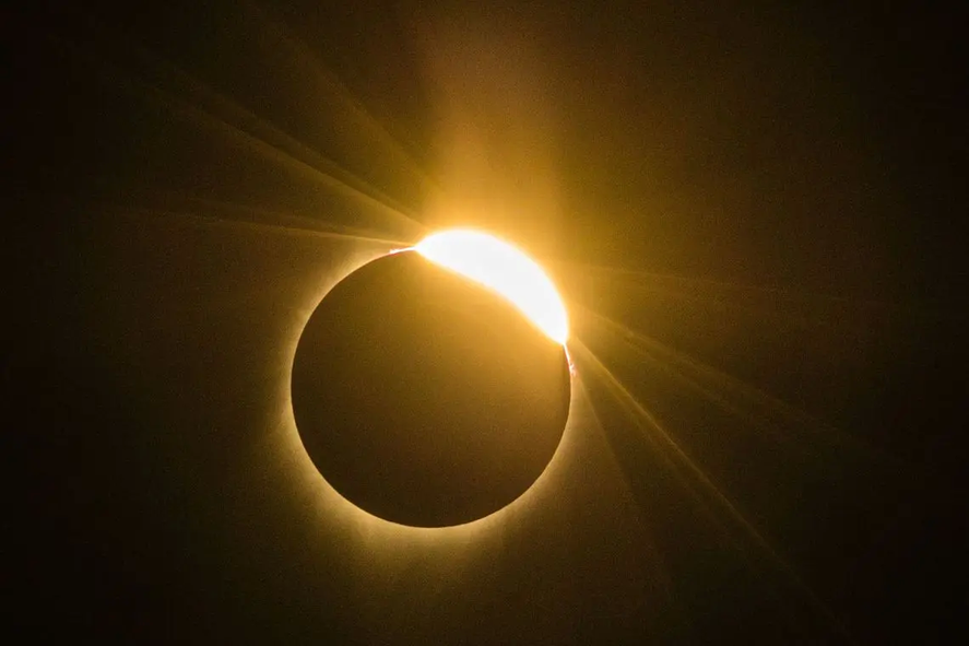 En pocos días se llevará a cabo un eclipse solar híbrido, un fenómeno astronómico que se da pocas veces durante cada siglo.
