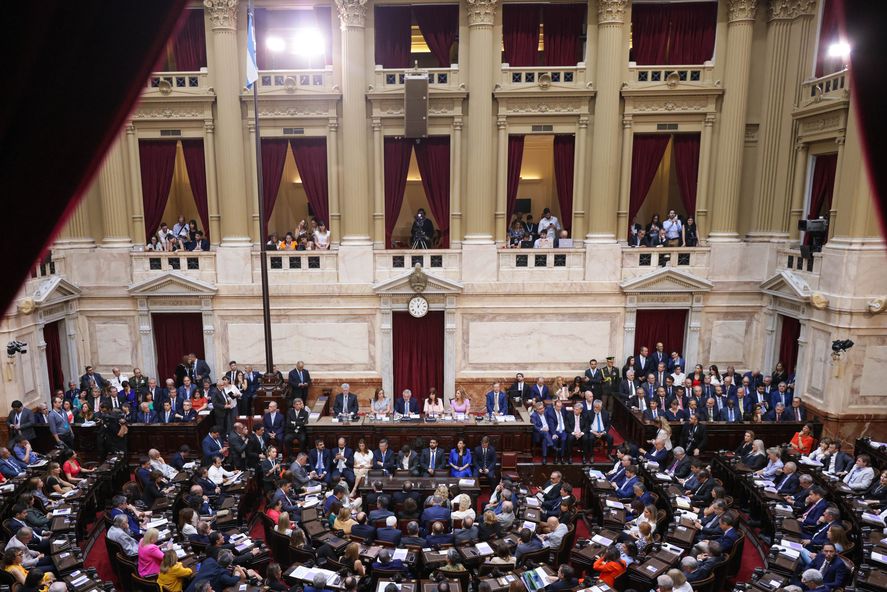 Alberto Fernández junto a las autoridades del Congreso de la NAción encabezadas por Cristina Kirchner