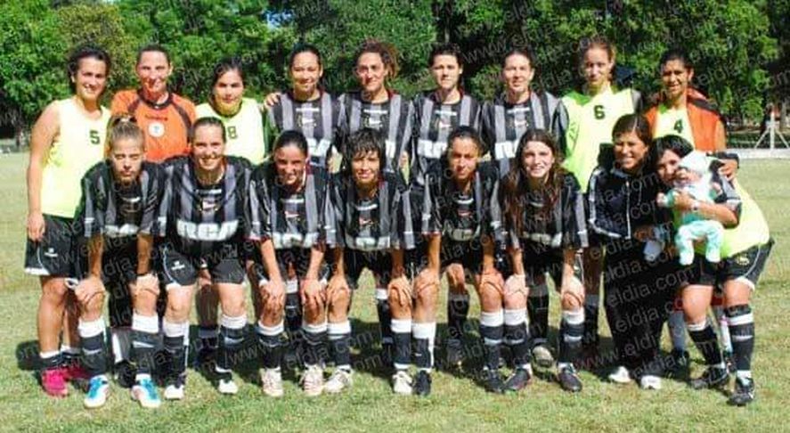 El equipo de Estudiantes en el Apertura 2011 del fútbol femenino de AFA. (Foto: El Día) El equipo de Estudiantes en el Apertura 2011 del fútbol femenino de AFA. (Foto: El Día)