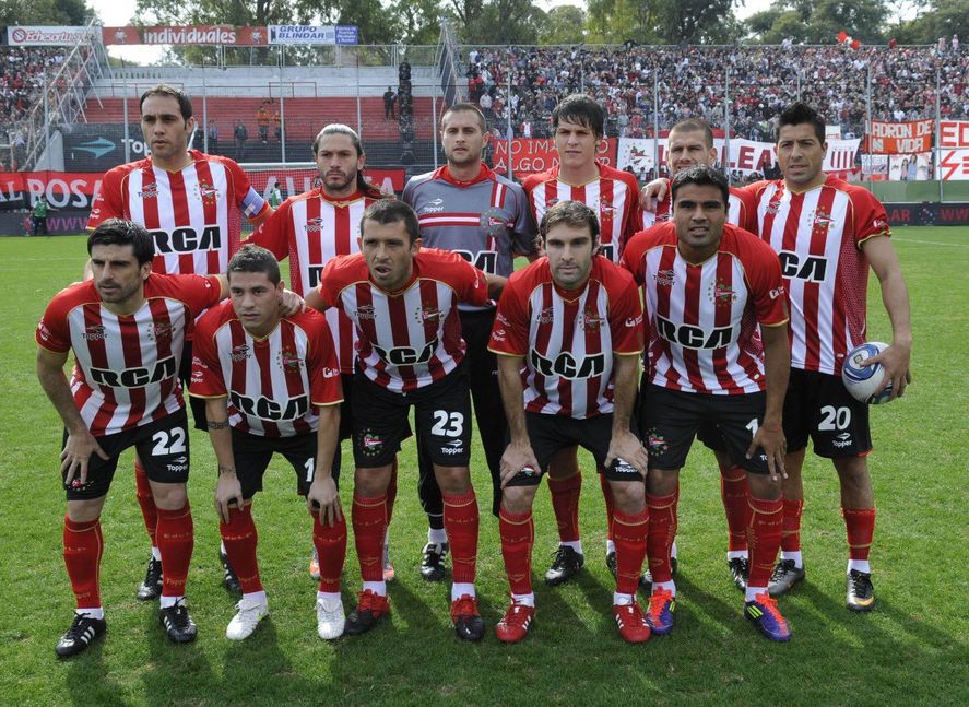 El once titular de Estudiantes en el inicio de la temporada 2011/12, con Guido Carrillo (arriba) y Mauro Boselli (abajo).