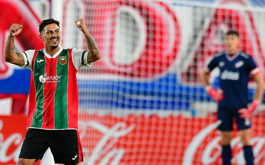 Eduardo Darias, apuntado por Estudiantes, festeja con la camiseta de Deportivo Maldonado.