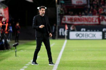 Eduardo Domínguez en UNO en Estudiantes vs. Atlético. (Foto: prensa EDLP)