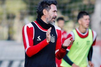 Eduardo Domínguez en una práctica de Estudiantes. (Foto: prensa EDLP)