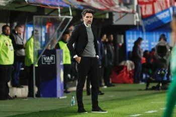 Eduardo Domínguez, DT de Estudiantes, en UNO ante Oriente Petrolero. (Foto: prensa EDLP)