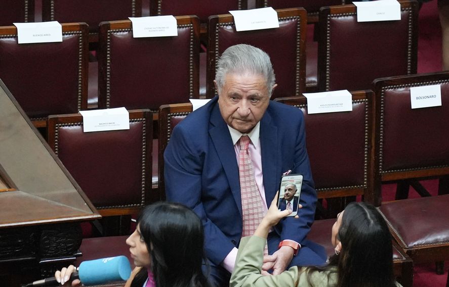El ex presidente peronista, Eduardo Duhalde, presente en la asunción de Milei. El ex presidente peronista, Eduardo Duhalde, presente en la asunción de Milei.