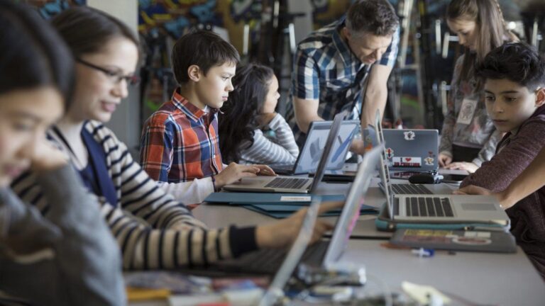 Laura Lewin, especialista en educación: “La conectividad no puede ser algo optativo, tiene que ser un bien básico para los alumnos”