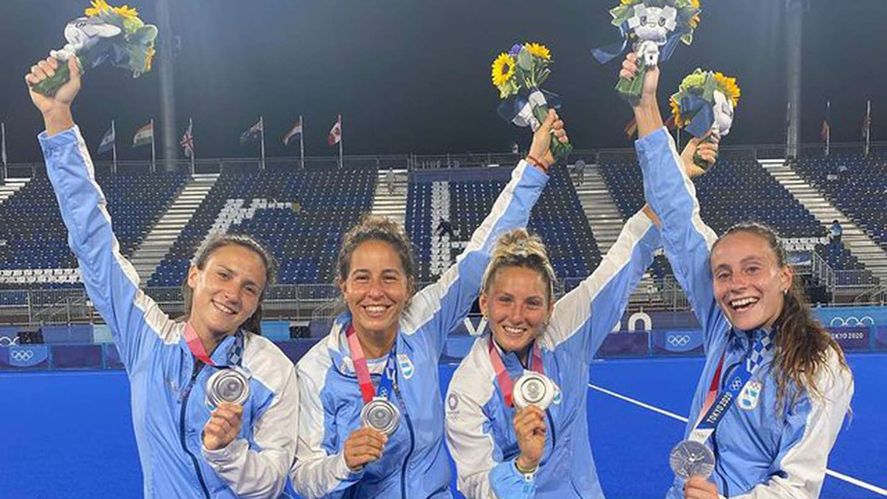 Tiempos felices: Maccari junto a Las Leones con la medalla en mano.