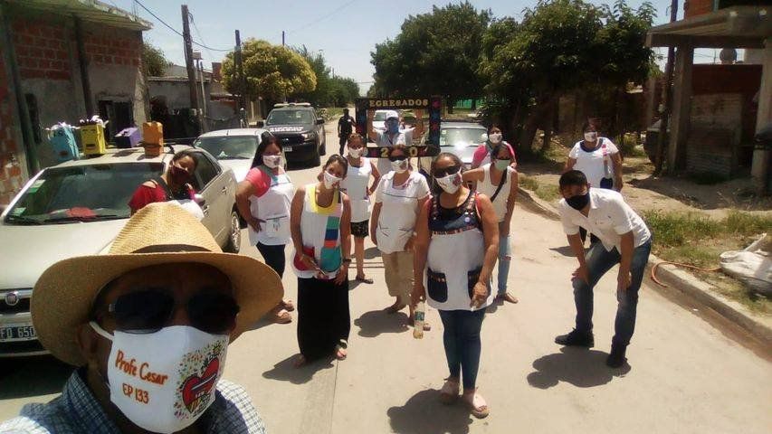 En González Catán el festejo de egresados también se hizo casa por casa (Foto: Emilio Ferrero)