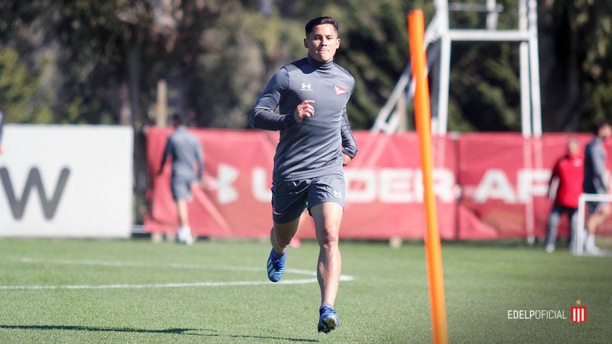 Fuentes entrena en City Bell mientras es seguido por Colo Colo.