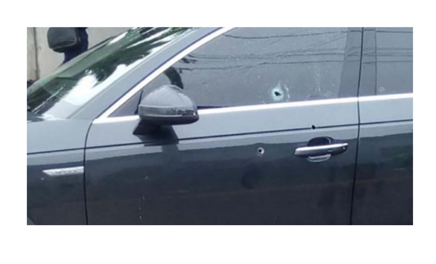 El auto en el que fue interceptado el preunto informante Gustiani en Quilmes.