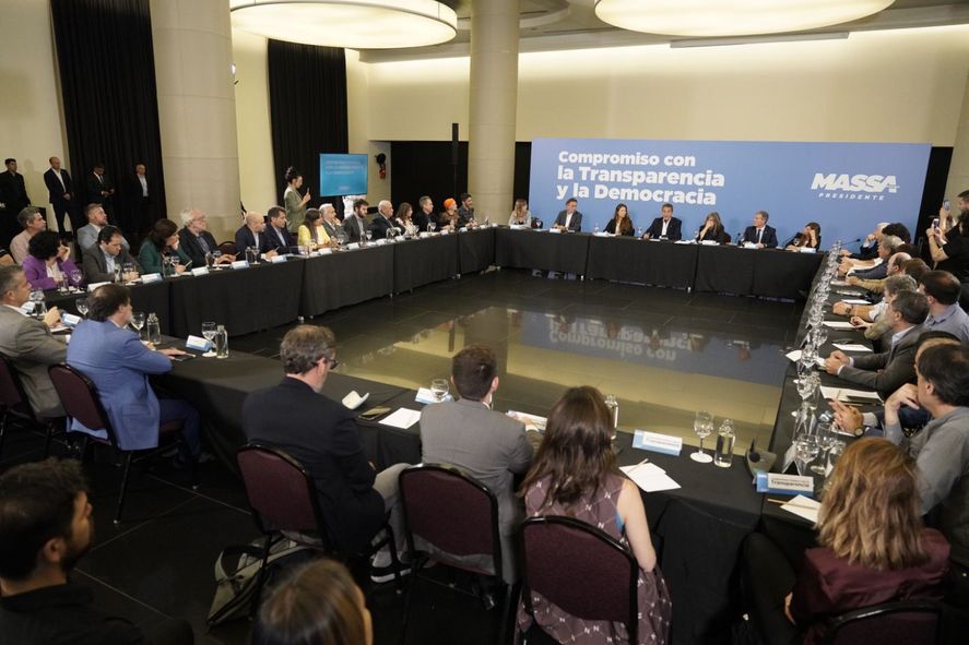 El candidato de UxP, Sergio Massa, aseguró que si gana las elecciones enviará una nueva ley de Ética Pública. Ofrecerá la Oficina Anticorrupción a la oposición.
