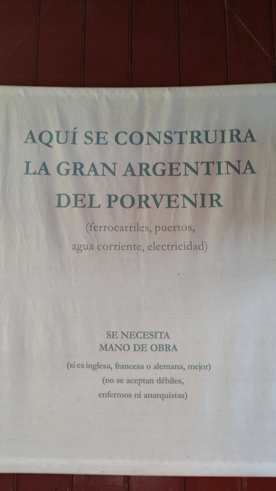 El cartel del Museo del Puerto de Ingeniero White que provocó la polémica por discriminación en la época de su construcción 