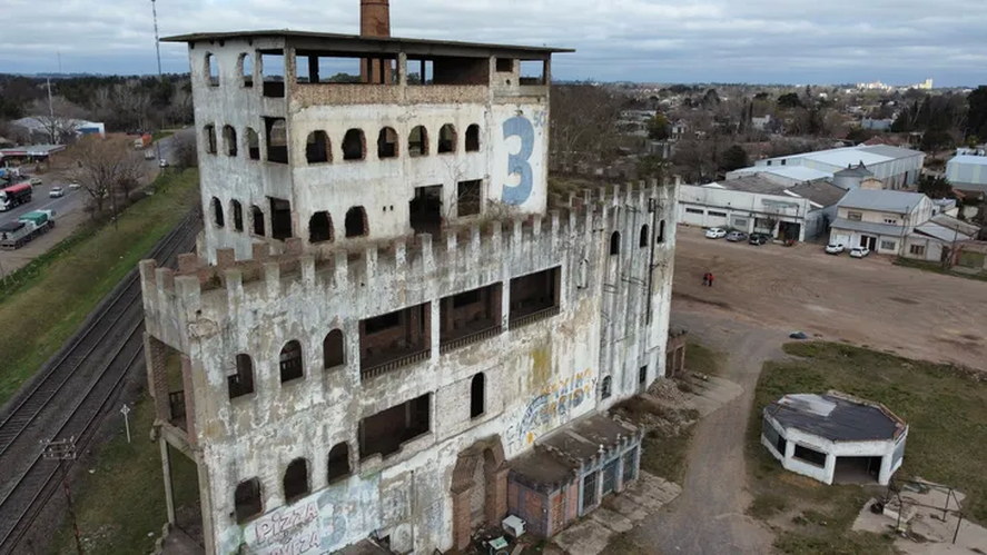 "El Castillo de Cañuelas" es un edificio abandonado que se encuentra a la venta por 3.8 millones de dólares. Fue una fábrica de leche en polvo, una pizzería y un local bailable. Hoy se encuentra tomado.