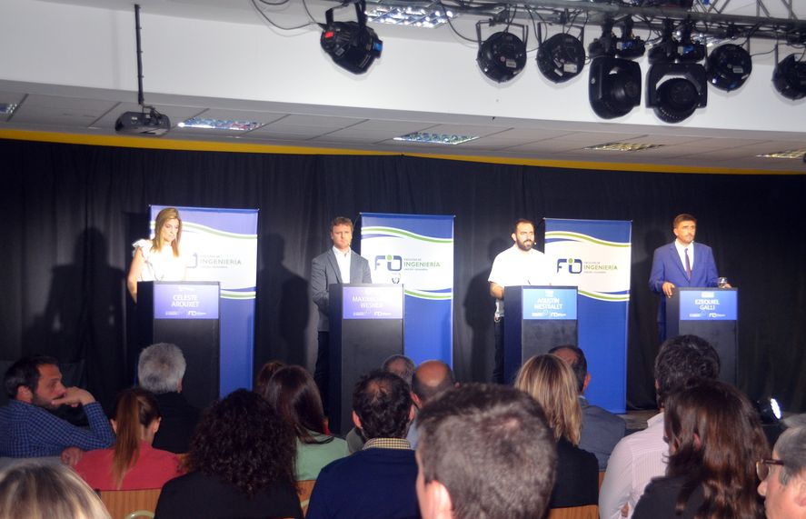 El debate en Olavarría se desarrolló en una  sala especialmente adaptada de las aulas comunes del campus universitario