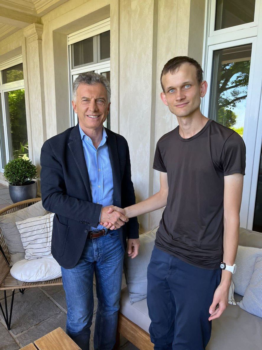 El especialista en criptomonedas Vitalik Buterin junto al ex presidente Mauricio Macri en una de las fotos que más comentarios provocó por la mirada del joven 