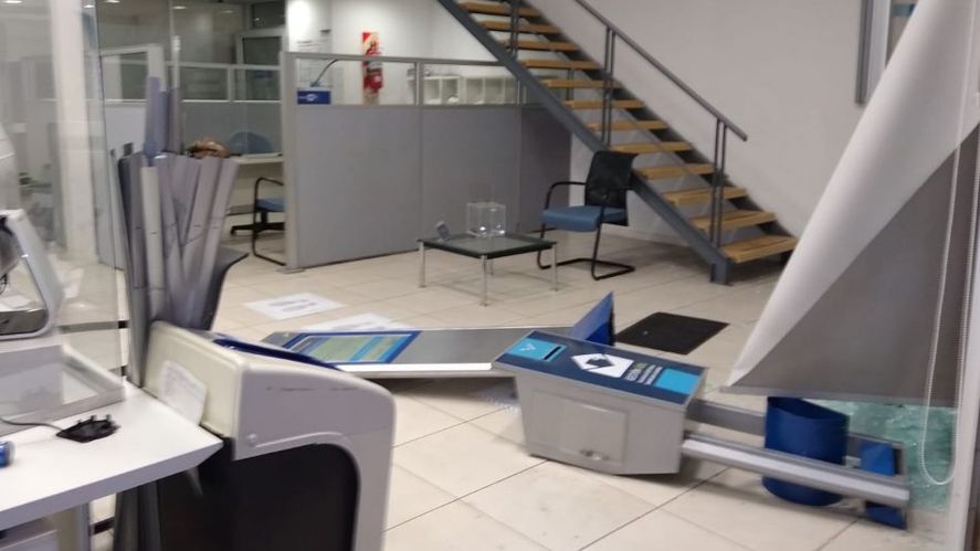 El estado en que quedaron las oficinas de la prepaga de salud OSDE. Un abogado estrelló el rodado que guiaba contra el frente del local. FOTOS: NACHO CORREA, gentileza diario El Tiempo de Azul