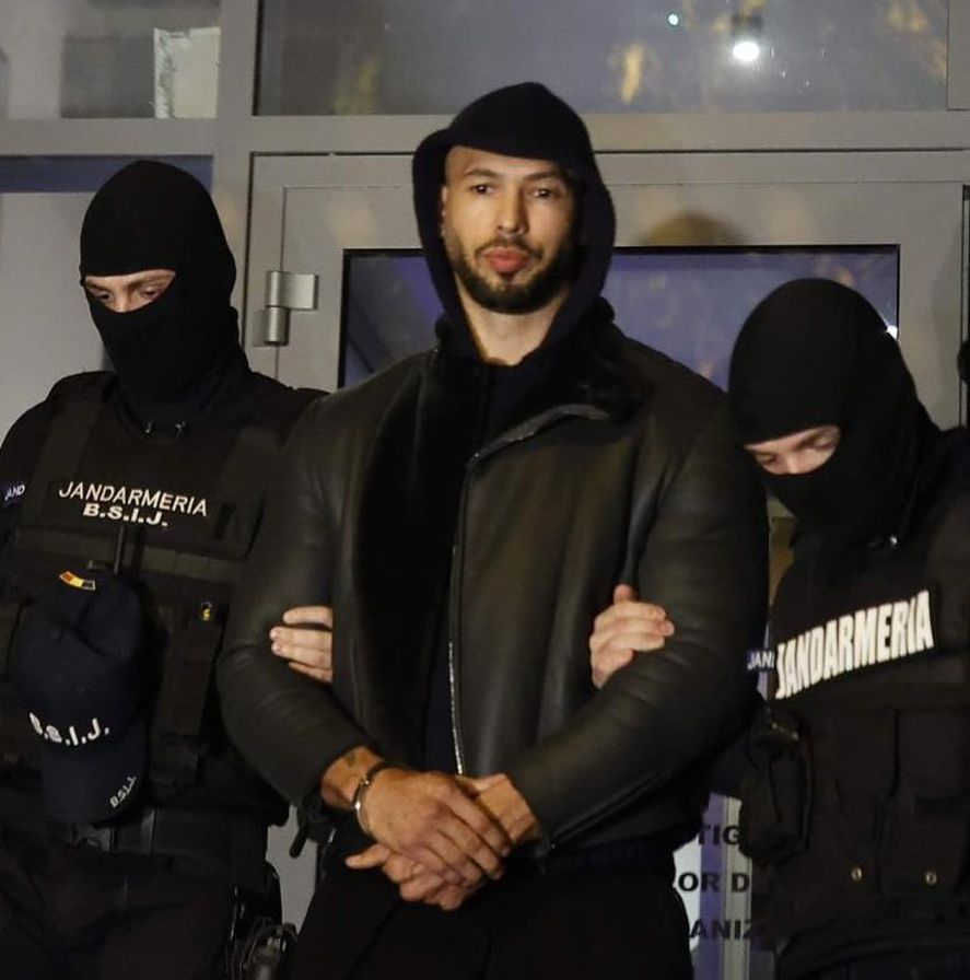 El ex Kickboxer e influencer Andrew Tate fue detenido en Rumania tras enviarle un video por Twitter a la activista Greta Thunberg en donde devela su paradero. Era buscado por la policía debido a denuncias en su contra. 