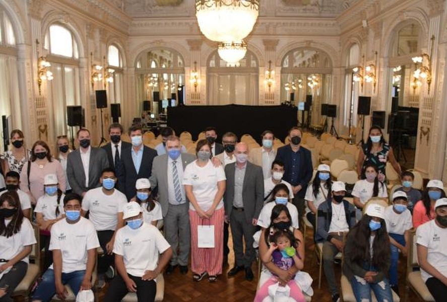 El Gobernador de la provincia de Tucumán, Osvaldo Jaldo, recibió a los estudiantes con una pequeña reunión de despedida.