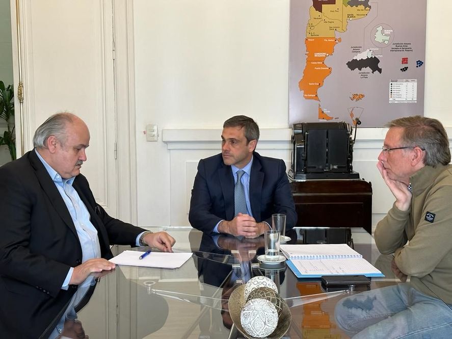 Mario Ravettino, presidente del Consorcio de Exportadores de Carnes Argentinas; Guillermo Michel, titular de Aduana; y Juan José Bahillo, secretario de Agricultura, Ganadería y Pesca.