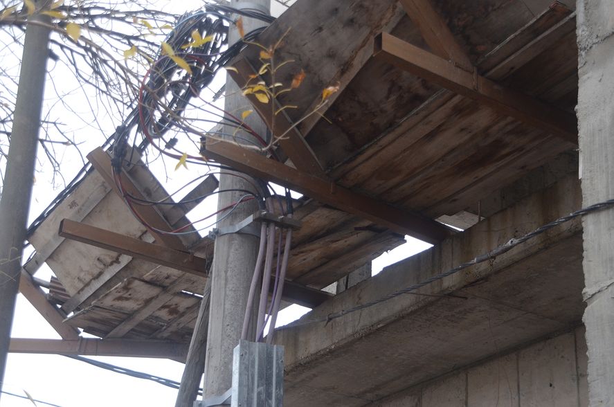 El impacto del abandono en la obra y el daño ambiental en la zona