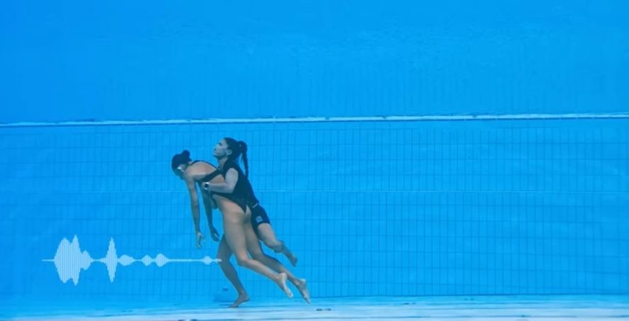 El instante en que la entrenadora Andrea Fuentes logra rescatar a su pupila Anita Álvarez en la pileta de natación de Budapest. Todo terminó afortunadamente sólo en un susto 
