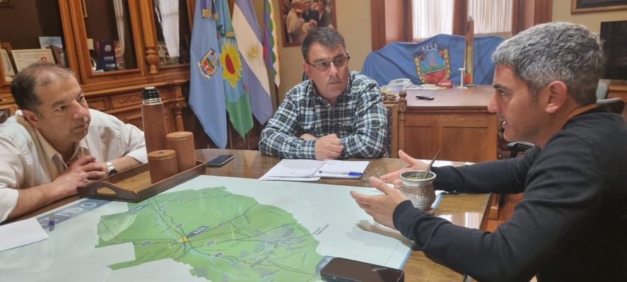 El intendente de Azul, Hernán Bertellys, recibió a representante de un importante frigorífico con base en la localidad.