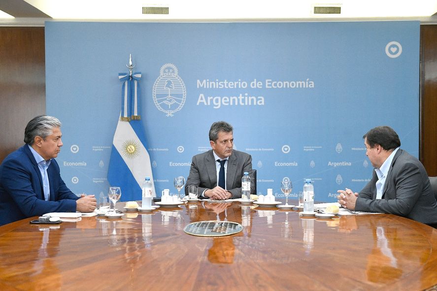 El ministro de Economía, Sergio Massa, recibió a Alberto Weretilneck y Rolando Figueroa, ganadores de las elecciones en Río Negro y Neuquén