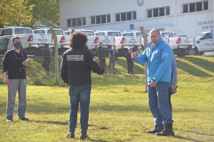 El ministro Sergio Berni arribó antes a Olavarría y dio un sinfín de indicaciones antes del acto mientras esperaba a Axel Kicillof