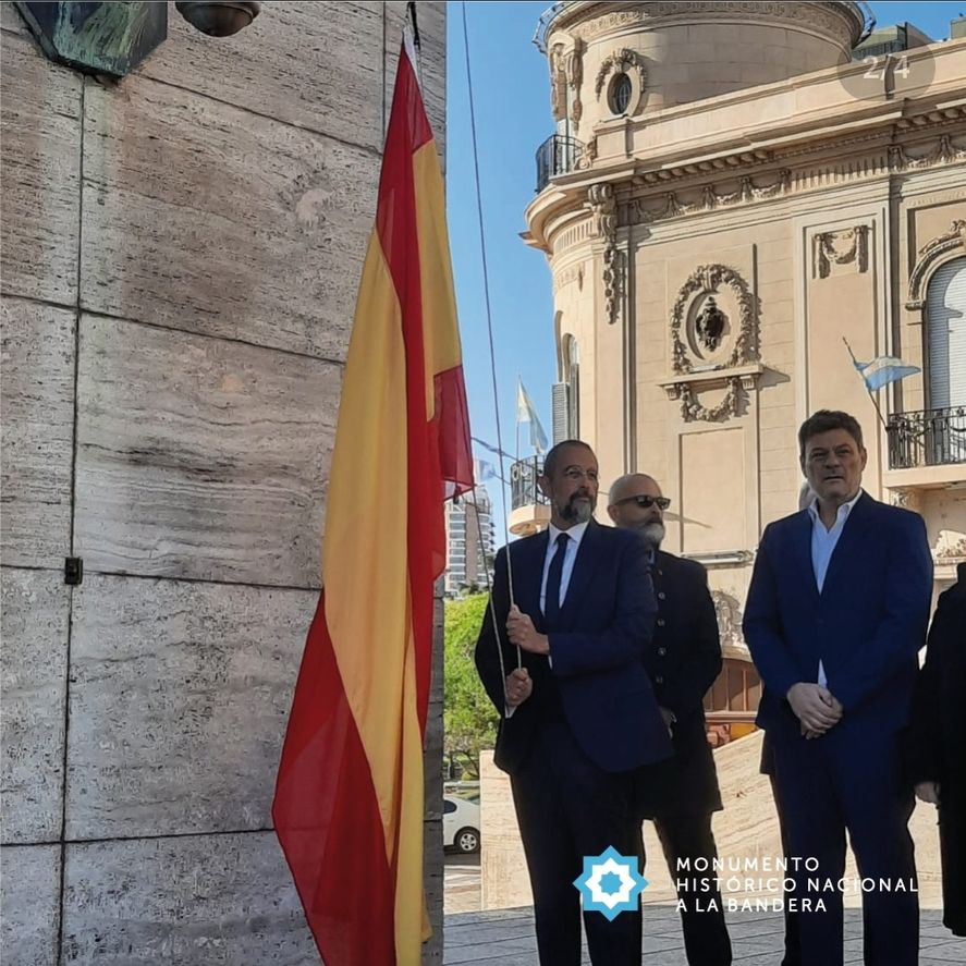 El momento en que es izada la bandera de España en el Monumento ubicado en Rosario, como homenaje a lo que llamaron "Día de la Hispanidad". Se instaló la polémica por esa celebración contraria a la letra de la ley argentina 