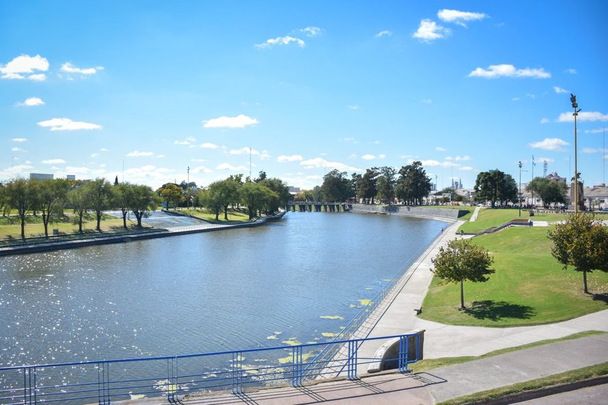 El Parque del Bicentenario o “Parque Senador O. Lara”, que bordea al arroyo Tapalqué de Olavarría 