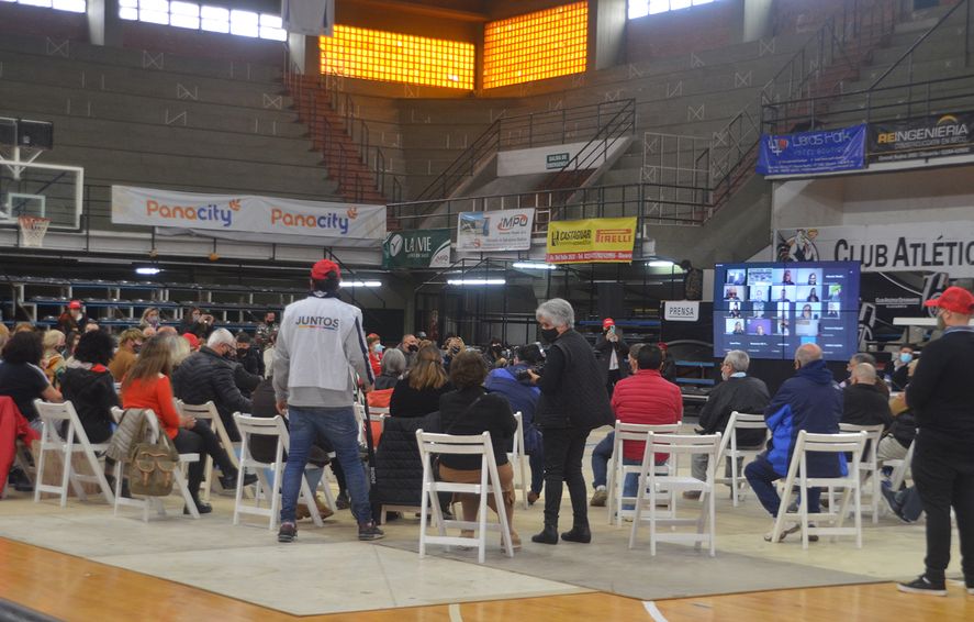 El precandidato Diego Santilli en una reunión "bimodal" con vecinos de Olavarría 