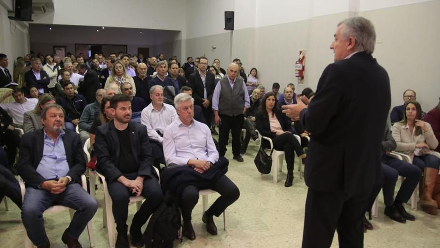El precandidato a presidente por la UCR buscó mostrar músculo político con 75 dirigentes sin tierra que buscarán nuevos municipios para el radicalismo.
