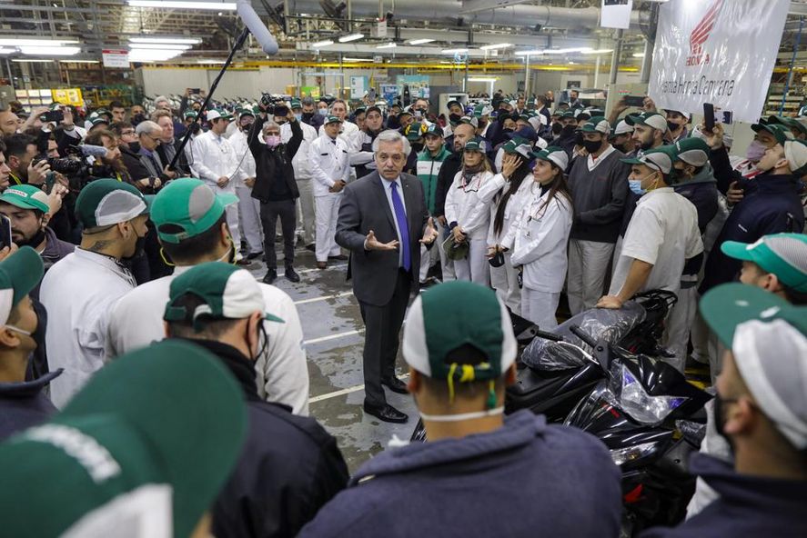 El presidente recorrió la  planta de Honda Argentina  en Campana y volvió a hablar de la recuperación de la economía.
