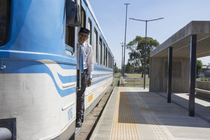 En la mañana de este jueves, dos ramales del Tren Roca funciona con servicio reducido, según informó Trenes Argentinos. En la mañana de este jueves, dos ramales del Tren Roca funciona con servicio reducido, según informó Trenes Argentinos.