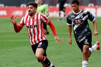 Díaz jugó como doble 9 junto a Cauteruccio.