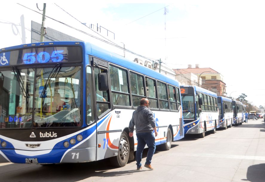 Empresarios de colectivos presionan con “paralizar” el servicio en el interior