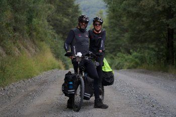 empujando limites: la conmovedora historia del arquitecto bonaerense que construyo un vinculo con su hijo autista andando en bicicleta