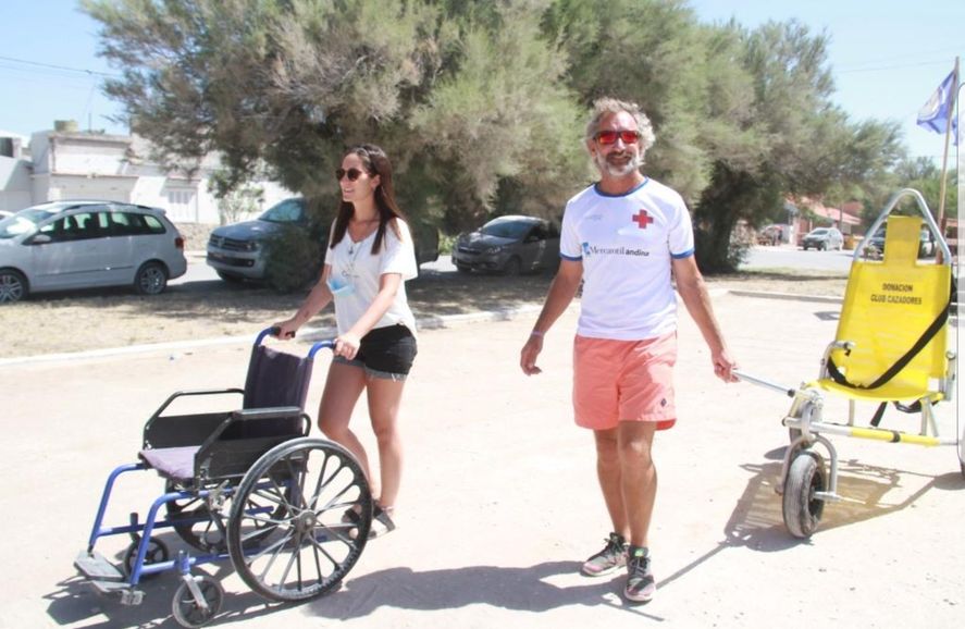 En Claromecó, otro modelo de Silla Anfibia también permite a personas con discapacidad motriz ingresar al mar com asistencia 