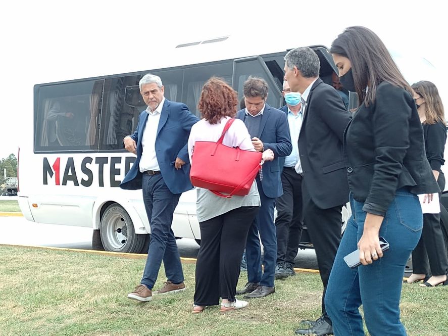 En colectivo, los principales dirigentes políticos recorrieron la nueva línea de producción de Loma Negra