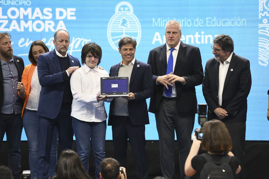 En el Microestadio Parque “Eva Perón, Axel Kicillof y Jaime Perczyk entregaron más de mil computadoras a estudiantes.