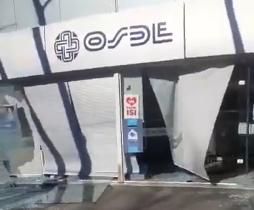 En ese estado quedó el frente de la sucursal de la Obra Social OSDE en Azul luego del hecho al estilo de la película Relatos Salvajes