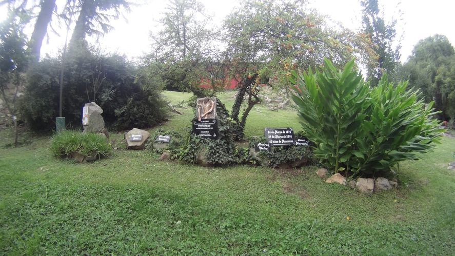En La Granja Los Pibes de Tandil, Walter Fernández creó un recordatorio con el que brinda homenaje a sus compañeros asesinados por la dictadura cívico- militar 