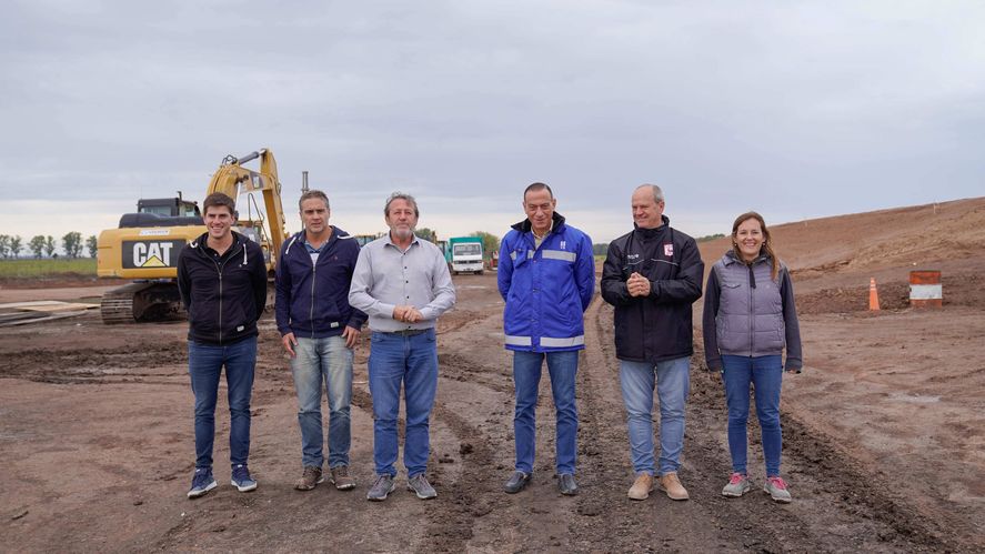 En la RN 8, Arrieta y su equipo recorrieron la obra de construcción del distribuidor de acceso a Anchorena.