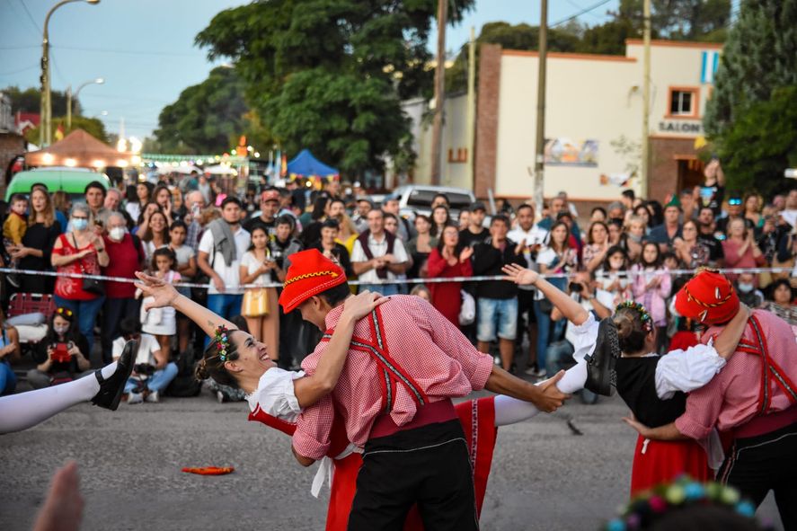 En las localidades de Colonia Hinojo y Colonia San Miguel, se llevan a cabo anualmente las fiestas Kreppelfest y la Fiesta de la Kerb