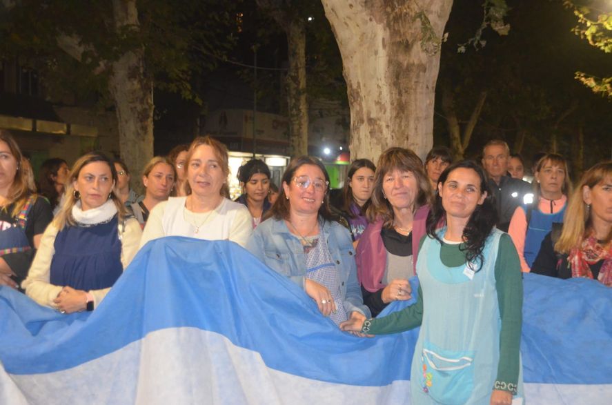 En Olavarría, cientos de docentes marcharon contra las “falsas denuncias” de abusos en el nivel inicial. “Los gremios no nos han protegido”