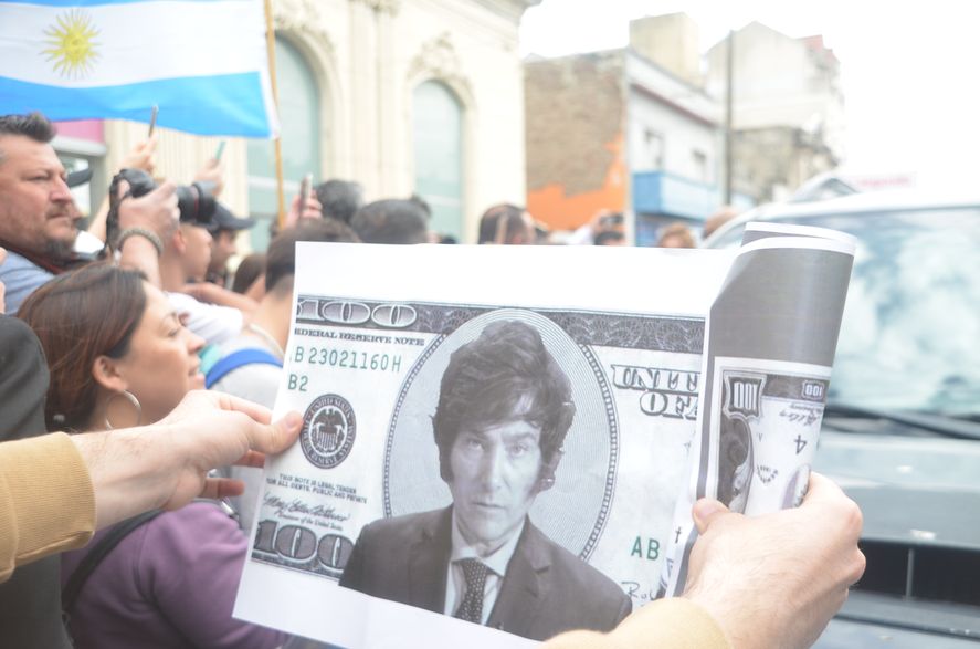 En Olavarría, Javier Milei no dio discursos pero complació a sus seguidores ávidos del “di lo tuyo”. Una fórmula probada con disfraz de furia y rebeldía En Olavarría, Javier Milei no dio discursos pero complació a sus seguidores ávidos del “di lo tuyo”. Una fórmula probada con disfraz de furia y rebeldía