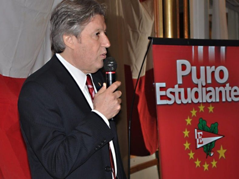 Enrique Lombardi dando un discurso