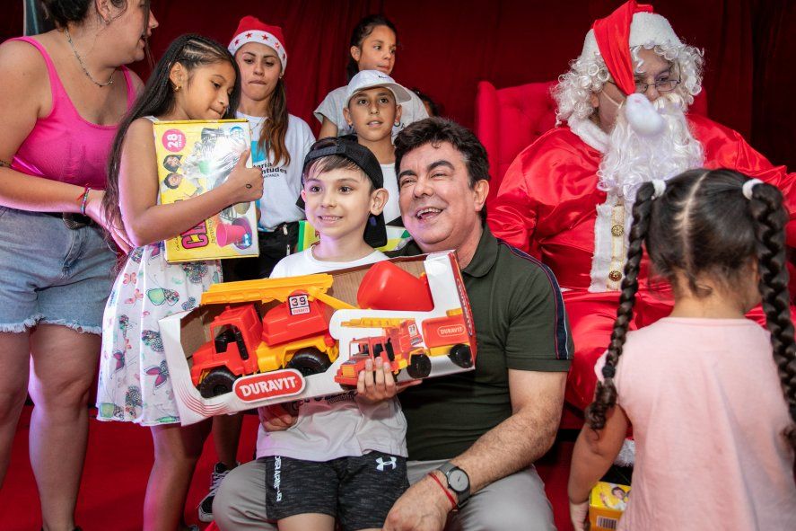 El intendente de La Matanza, Fernando Espinoza, entregó juguetes en vísperas de Navidad.