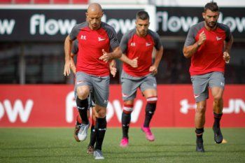 estudiantes entrena y busca los once para el domingo