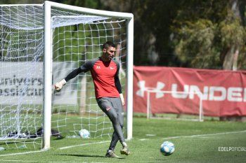 estudiantes entrena y desabato prepara un equipo diferente